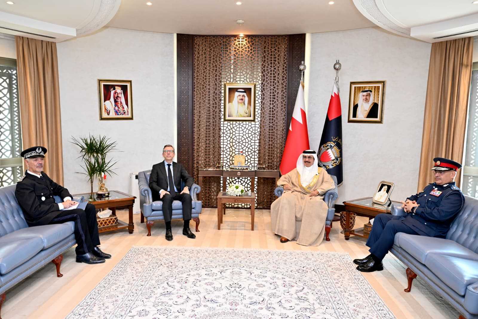 معالي وزير الداخلية يبحث مع السفير الفرنسي تعزيز التعاون وتبادل الخبرات بين البلدين<